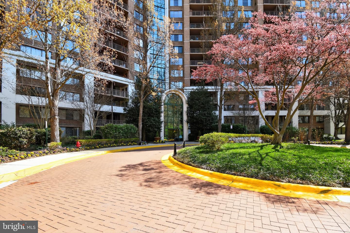 10101 Grosvenor Pl #701 — photo