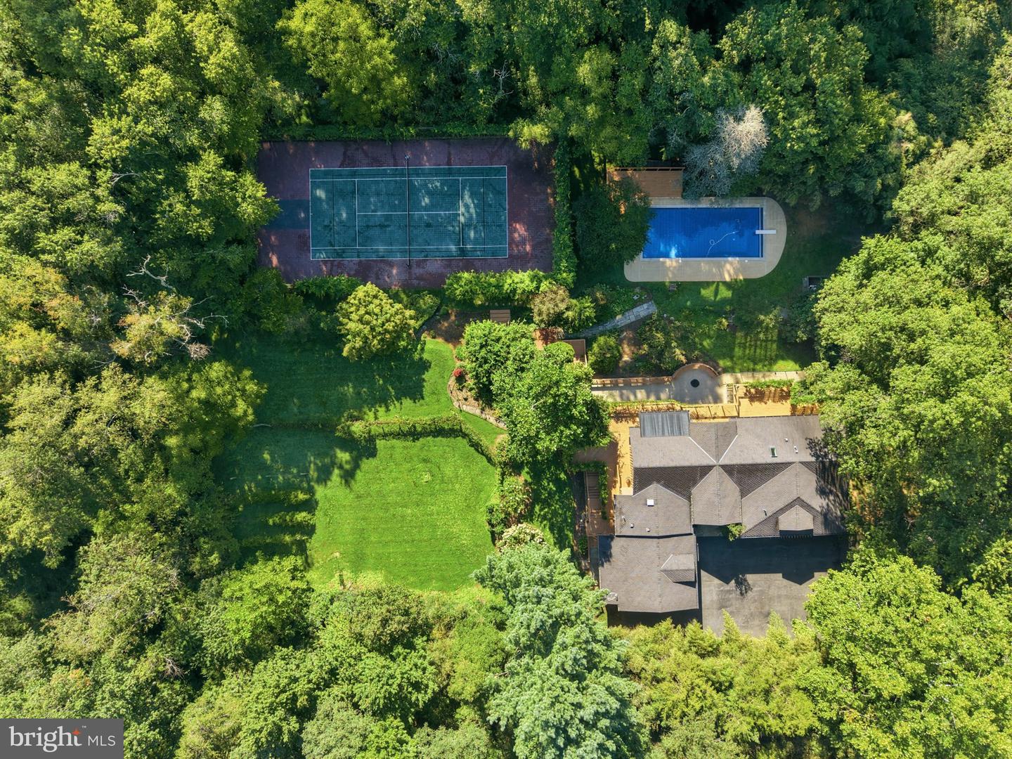 21151 Woodfield Rd — photo