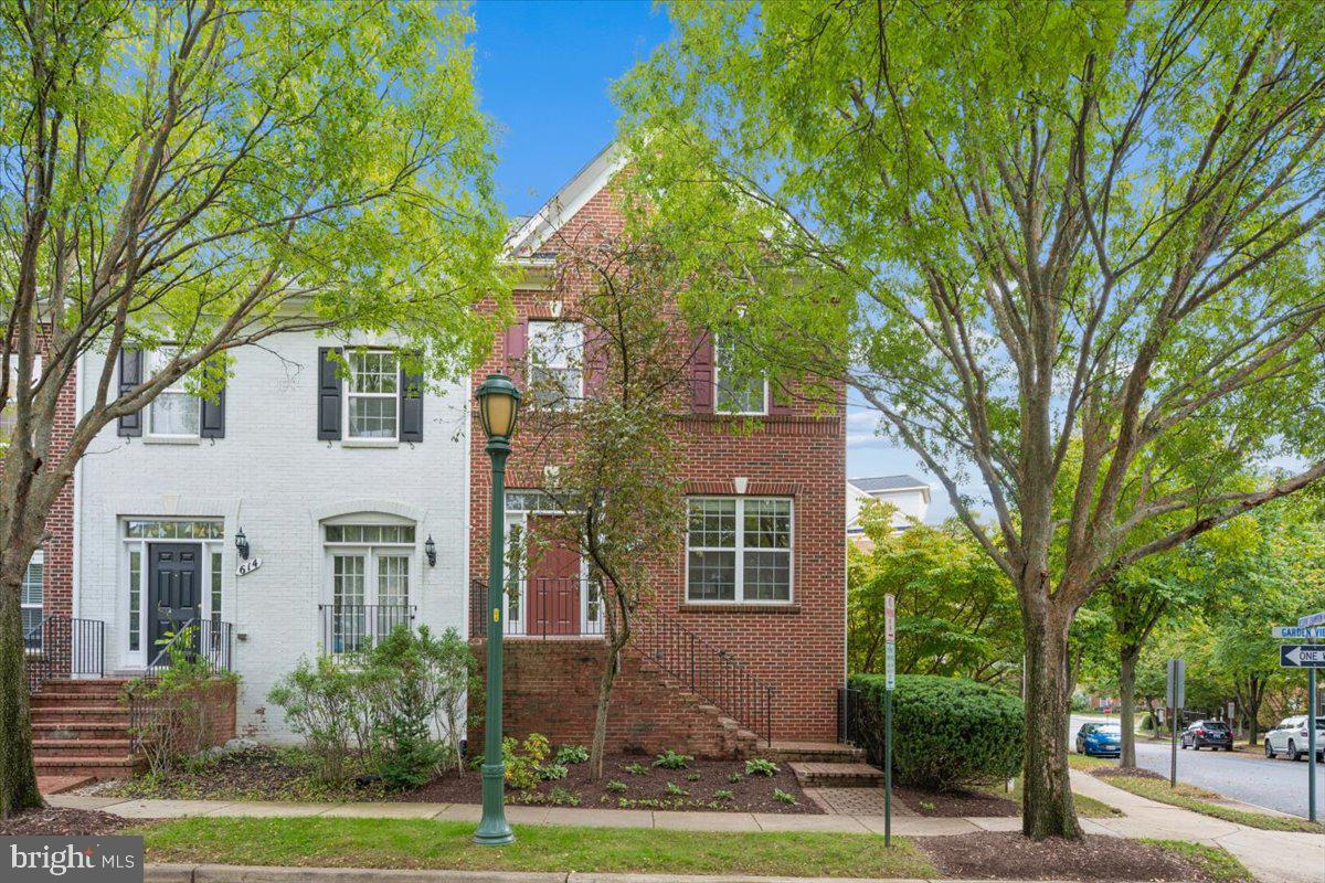 616 Garden View Sq — photo