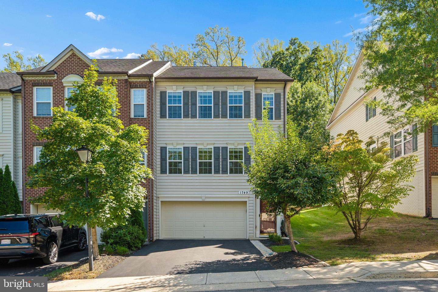 1749 Chiswick Ct — photo