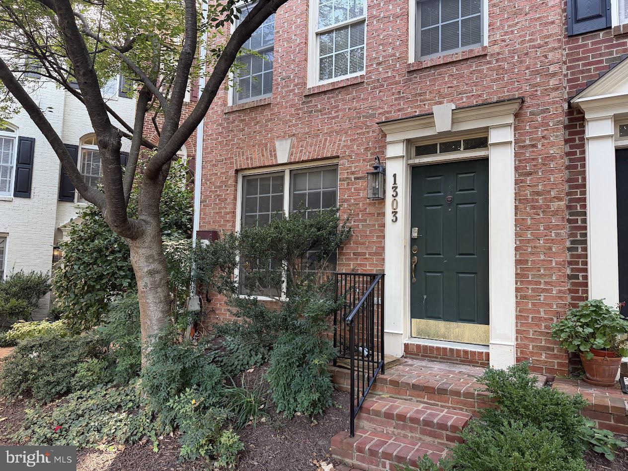 1303 Cameron Hill Ct — photo