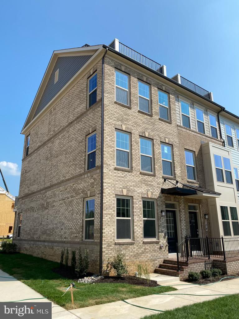 100 Stowe Dr — photo