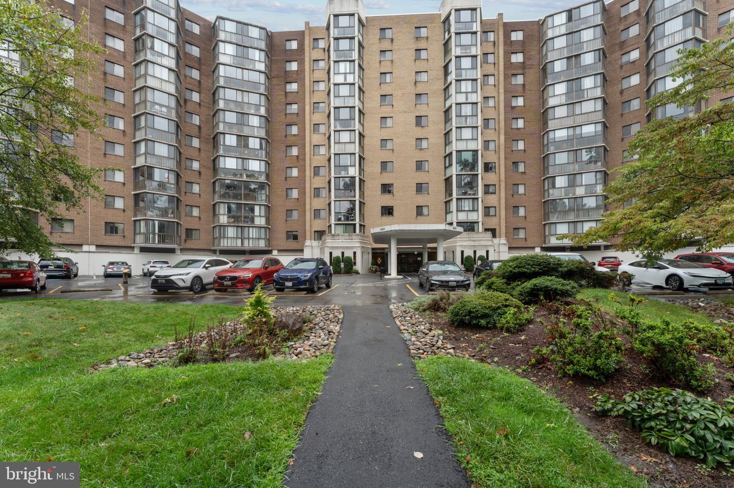 15101 Interlachen Dr #1-401 — photo