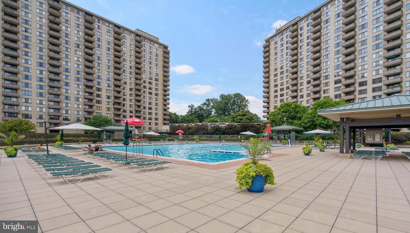 5225 Pooks Hill Rd #602N — photo