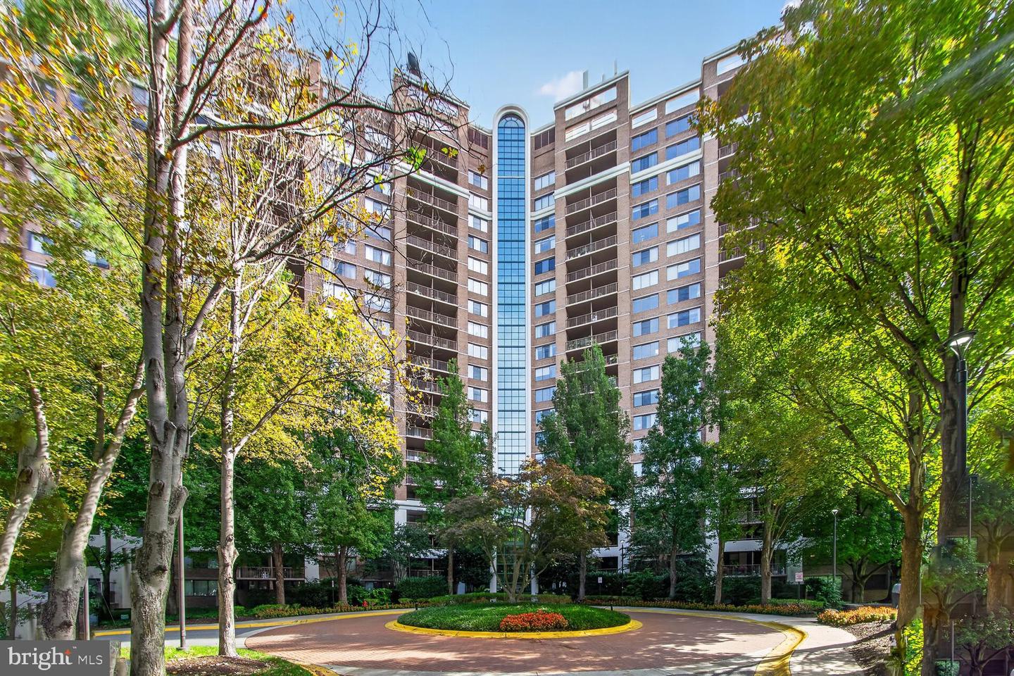 10101 Grosvenor Pl #818 — photo