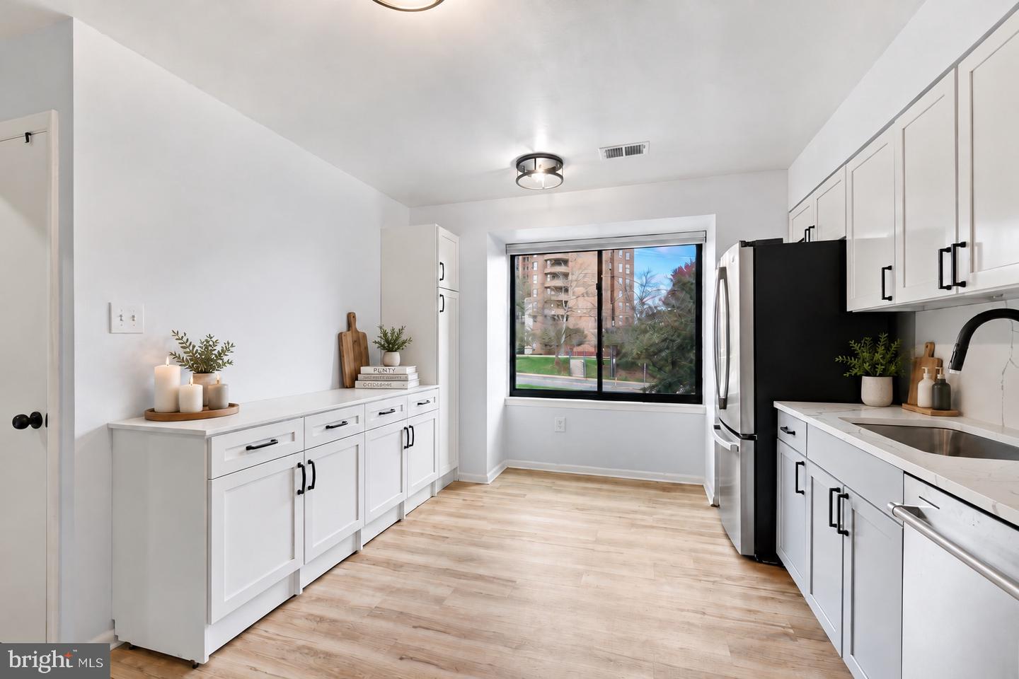 5229 King Charles Way #1-6 — photo