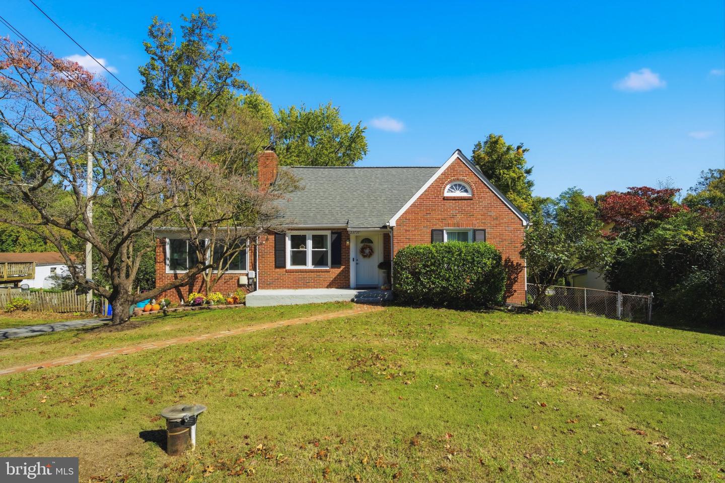 23737 Woodfield Rd — photo