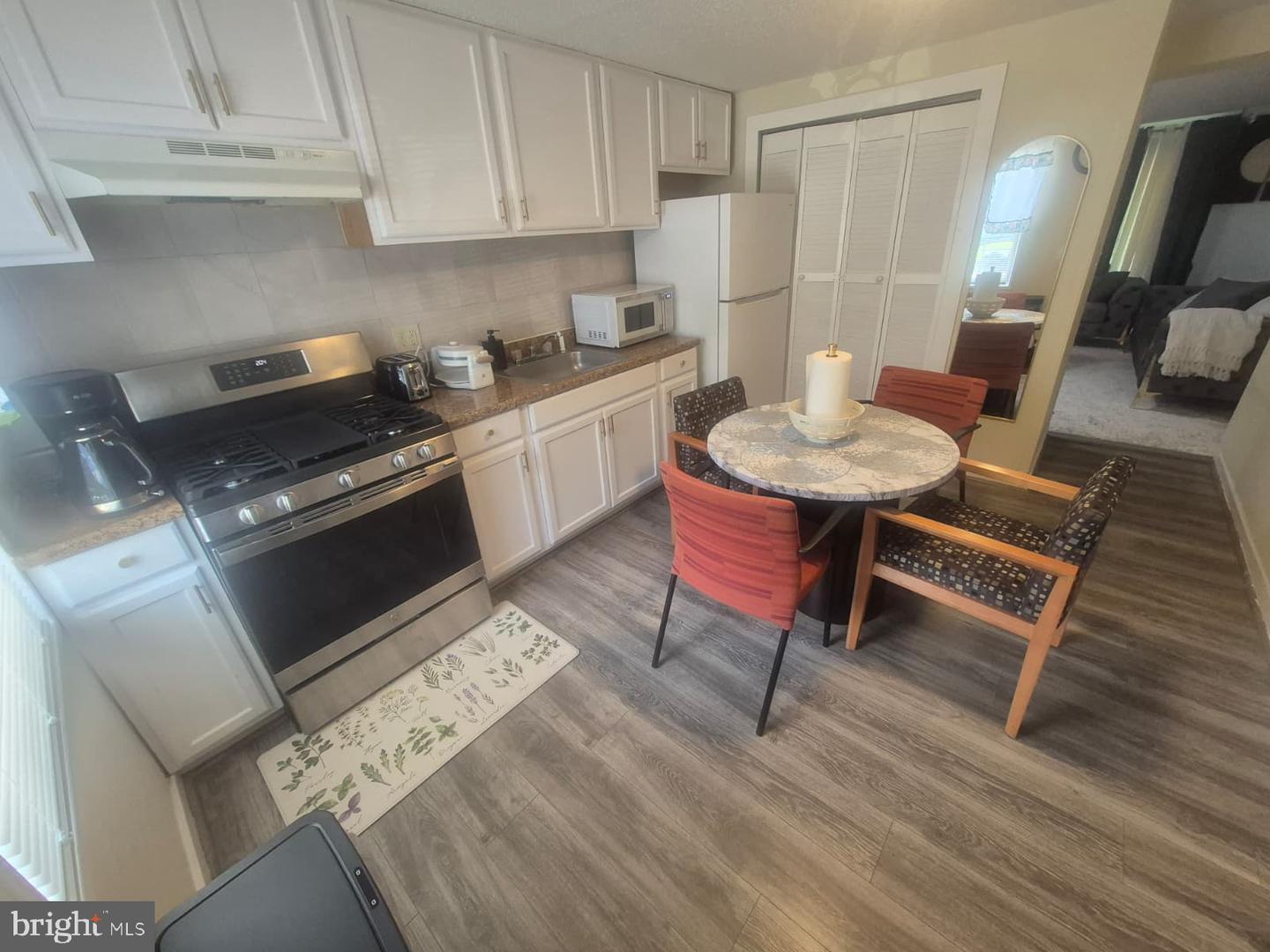 1835 Village Green Dr — photo