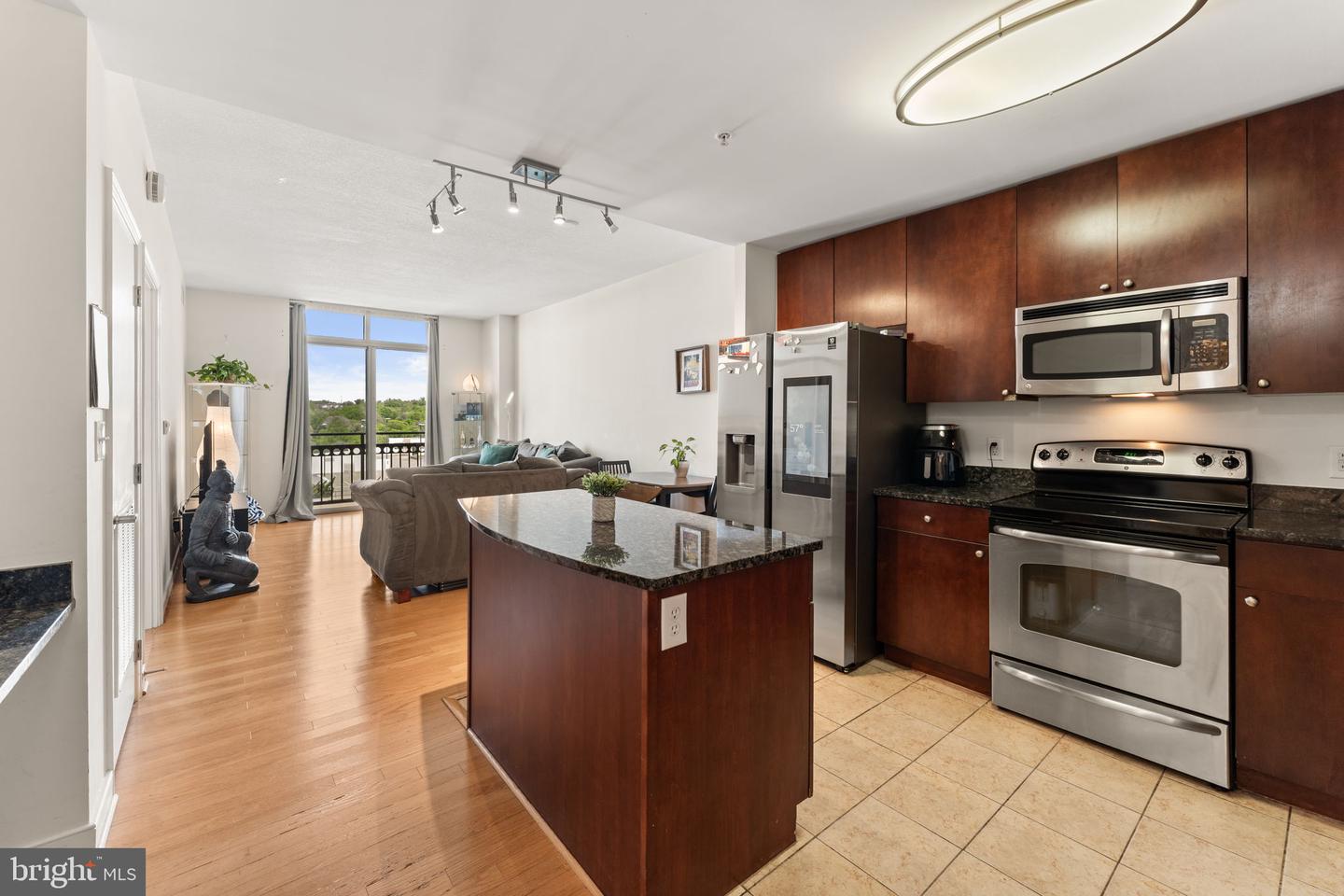 155 Potomac Psge #817 — photo