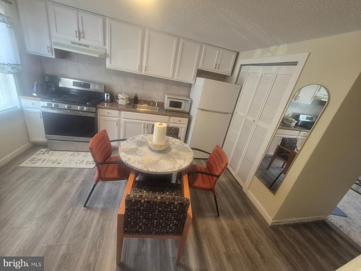 1835 Village Green Dr — photo