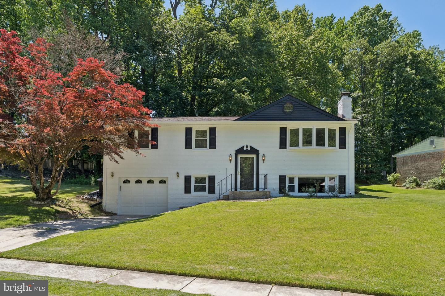4801 Woodford Ln — photo