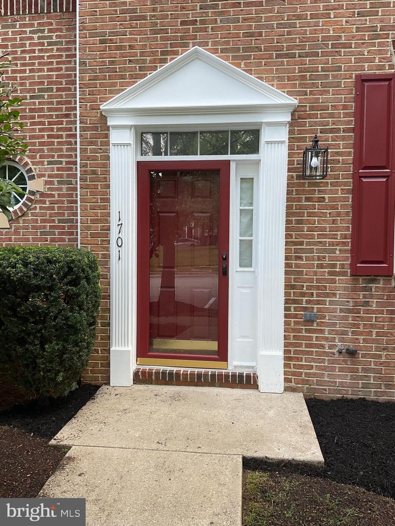 1701 Chinaberry Ct — photo