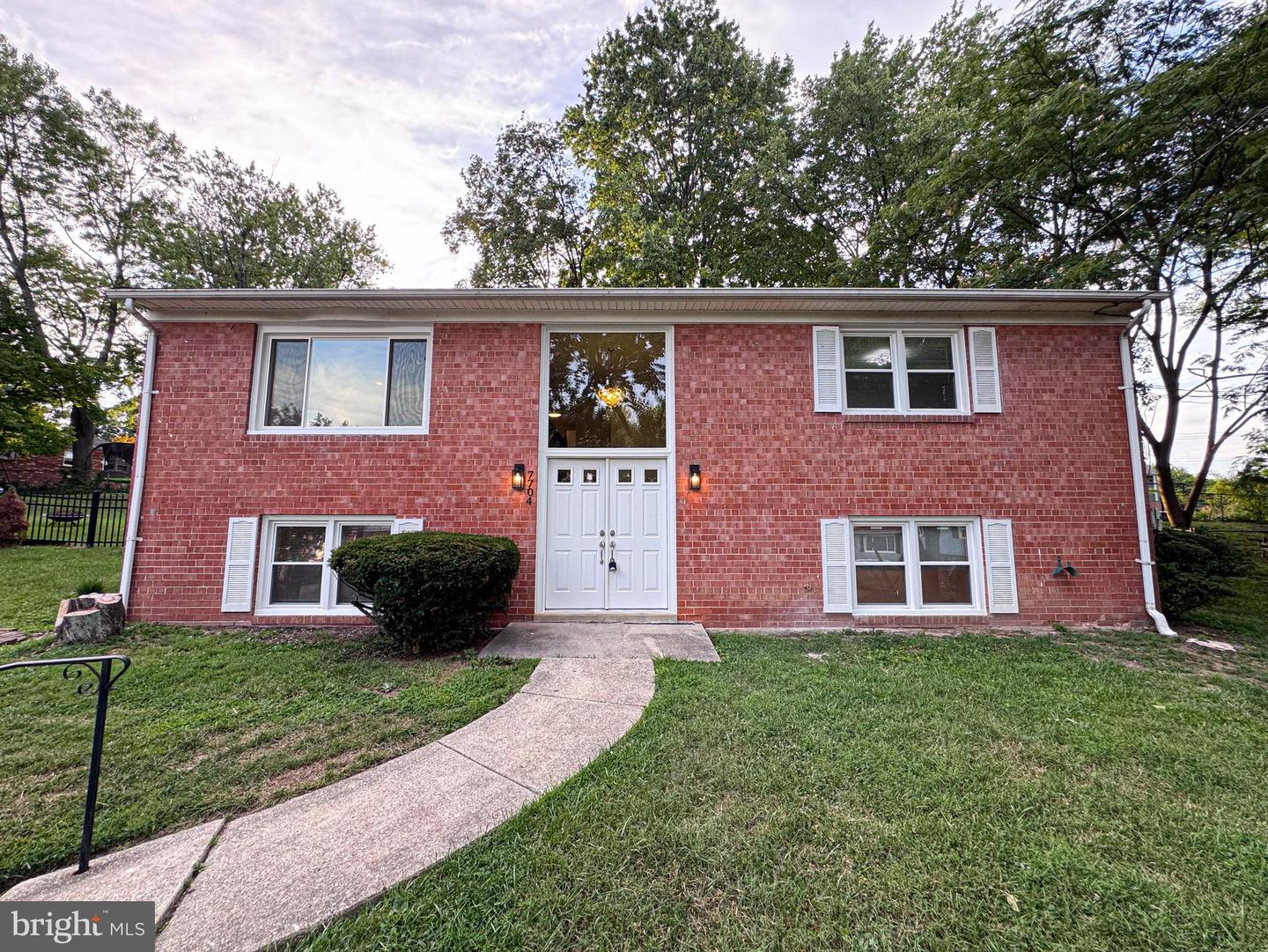 7704 Fanwood Ct — photo