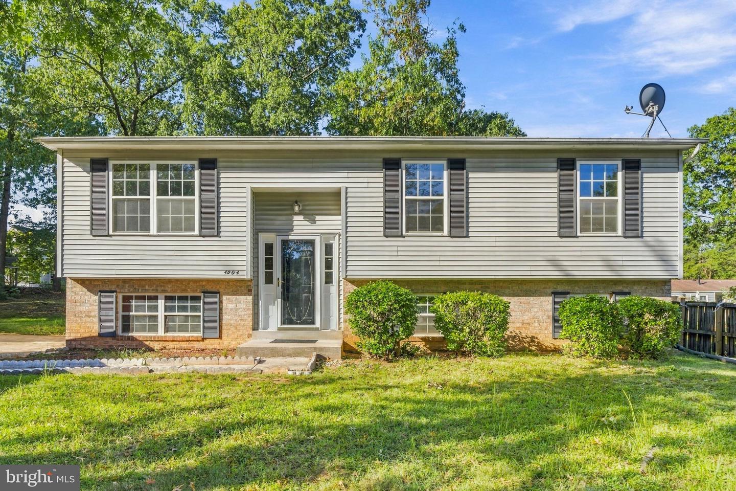 4004 Hobart Ct — photo
