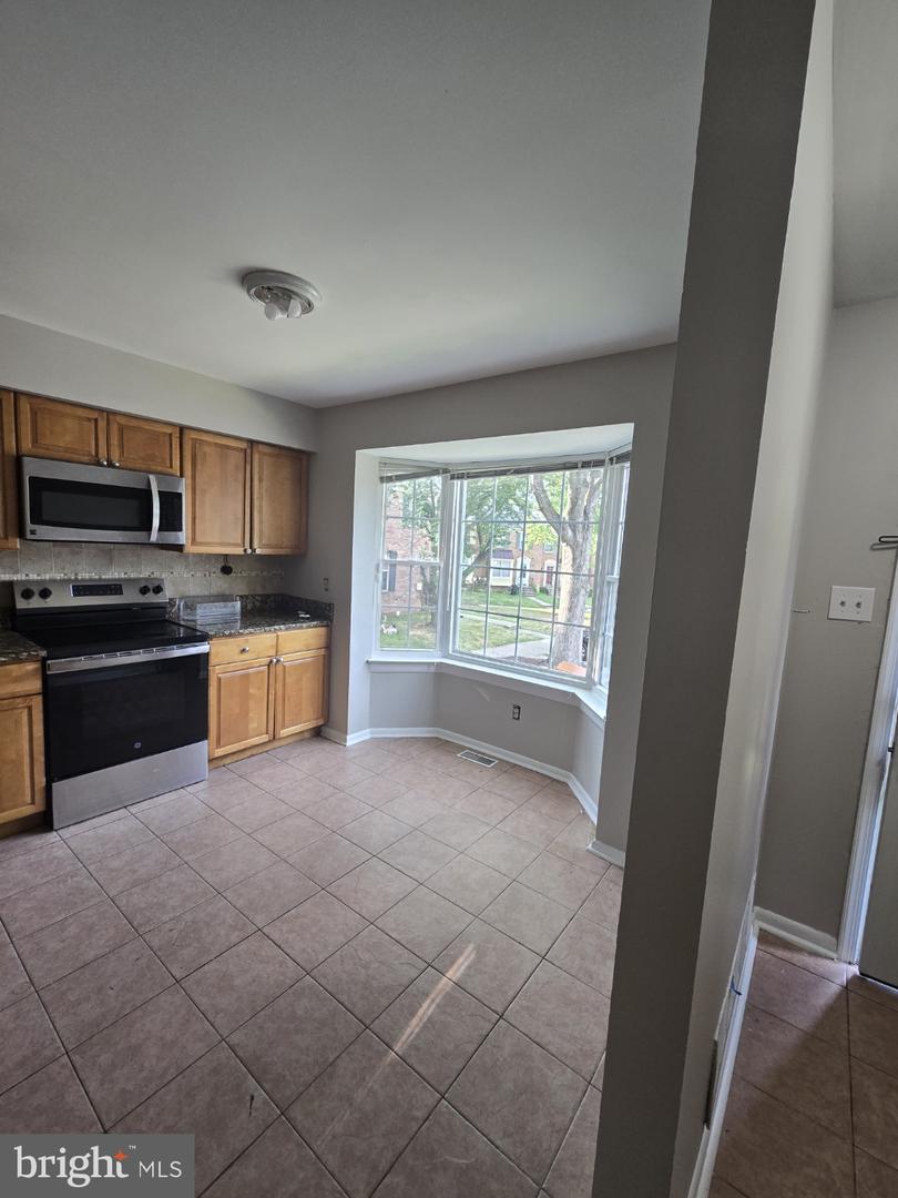 8126 Londonderry Ct — photo