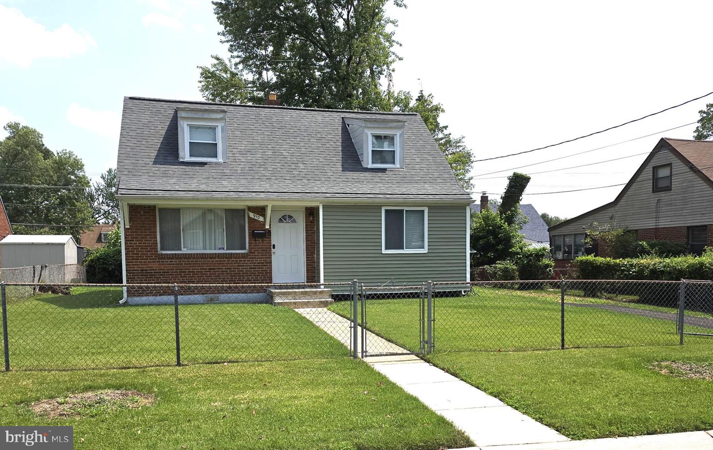 910 Highview Dr — photo