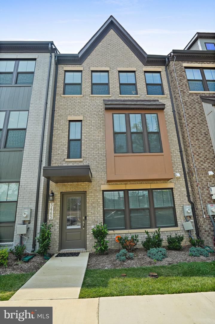 3443 Carnaby St — photo