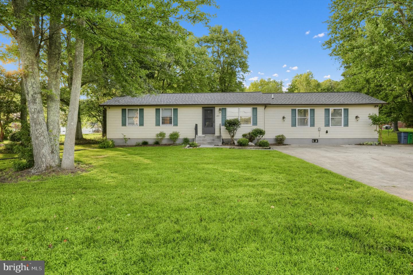 205 Manning Rd E — photo
