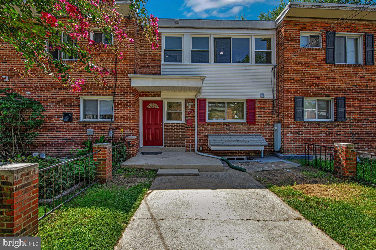 915 E Meadows Ct — photo