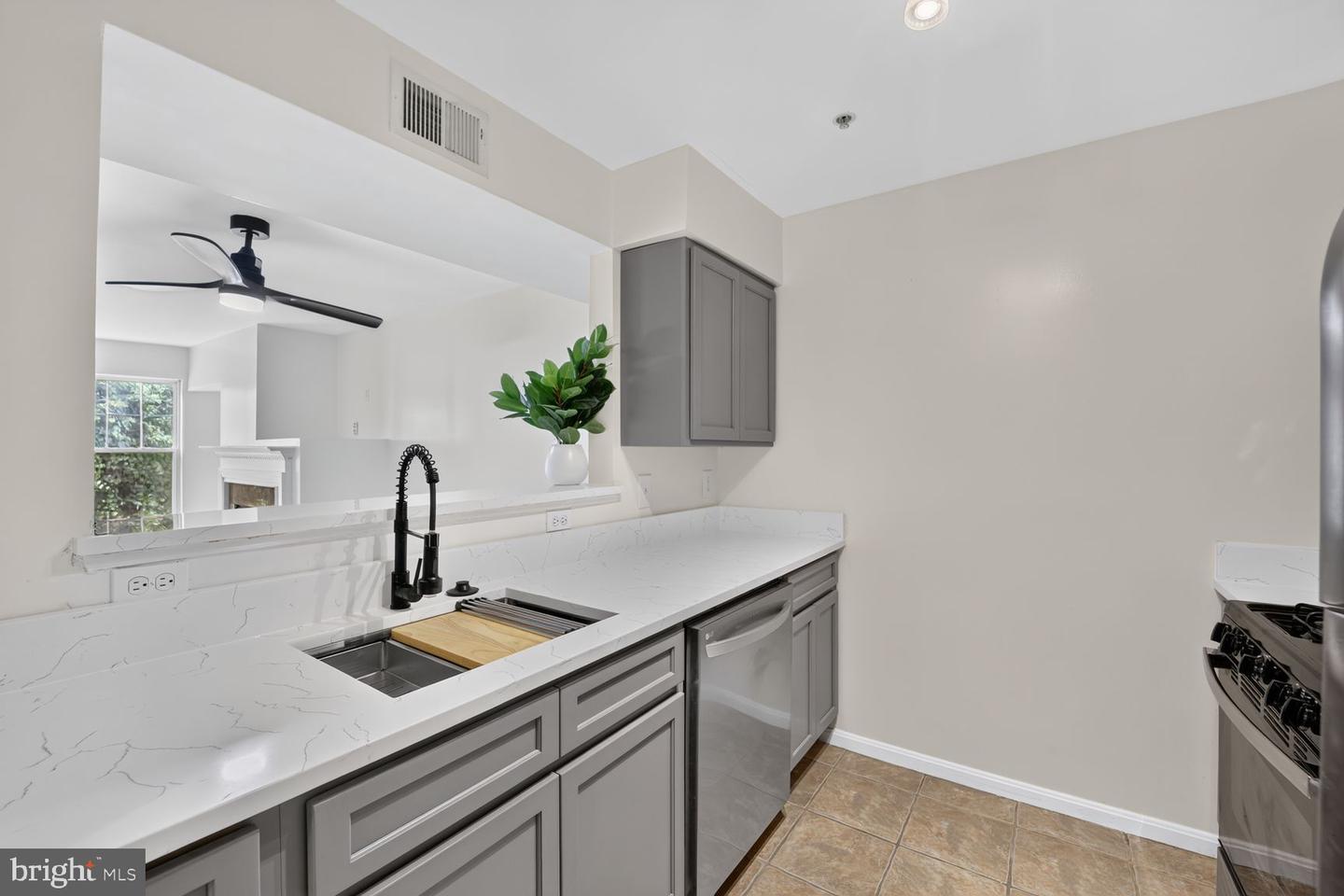 13900 Farnsworth Ln #4305 — photo