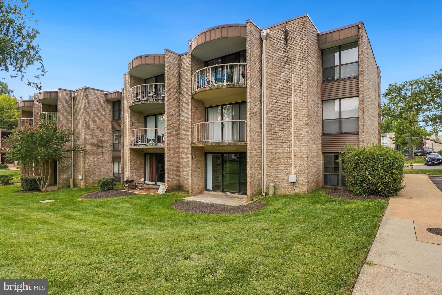 3346 Huntley Square #T — photo