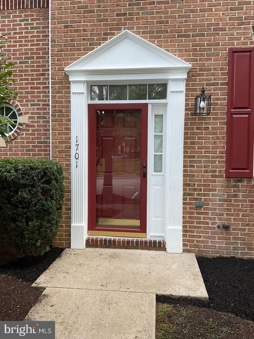 1701 Chinaberry Ct — photo