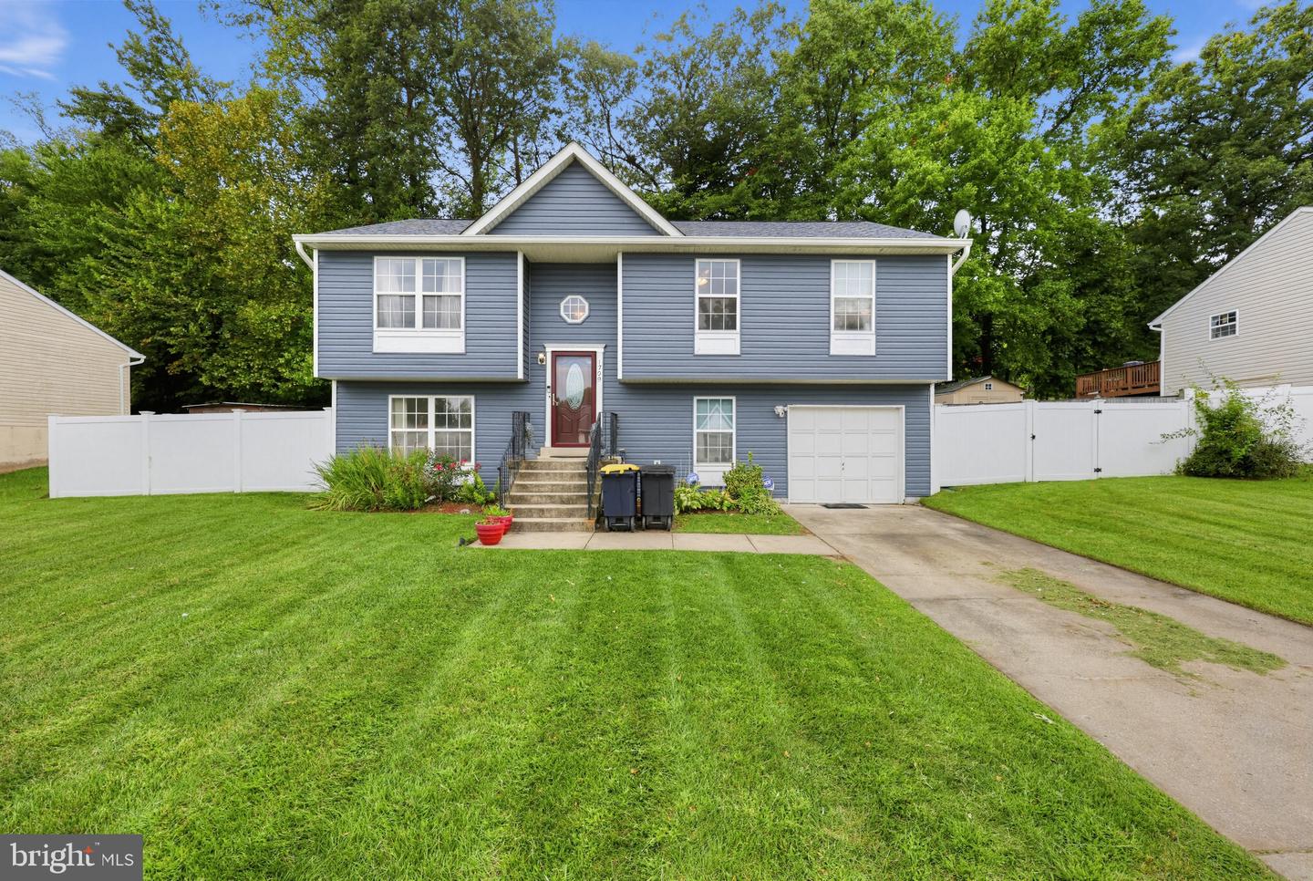 1709 Dennis Ct — photo