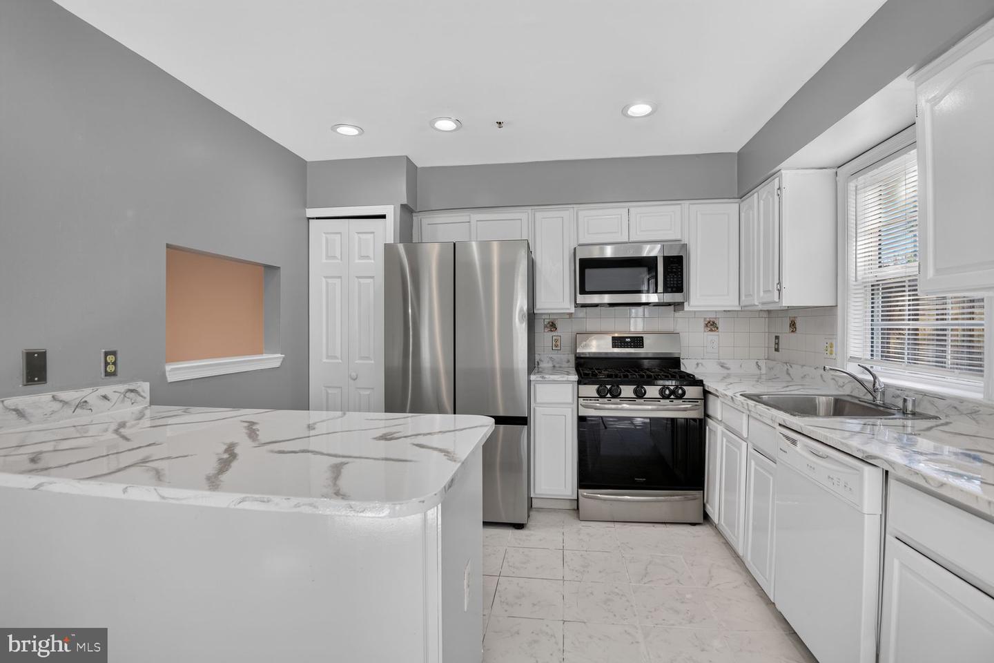 2501 Markham Ln — photo