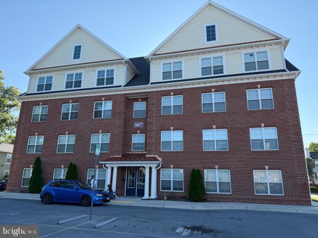 607 7th St #401 — photo