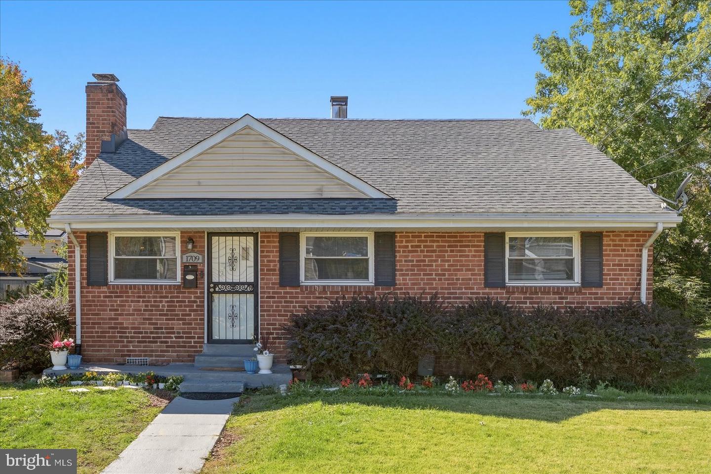 1709 Langley Way — photo