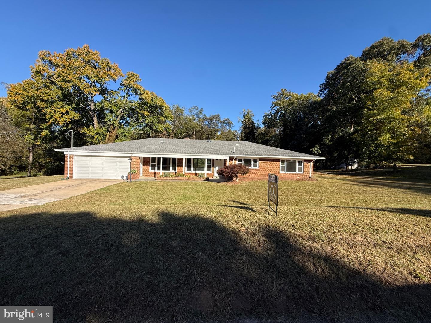 2 Balmoral Dr E — photo