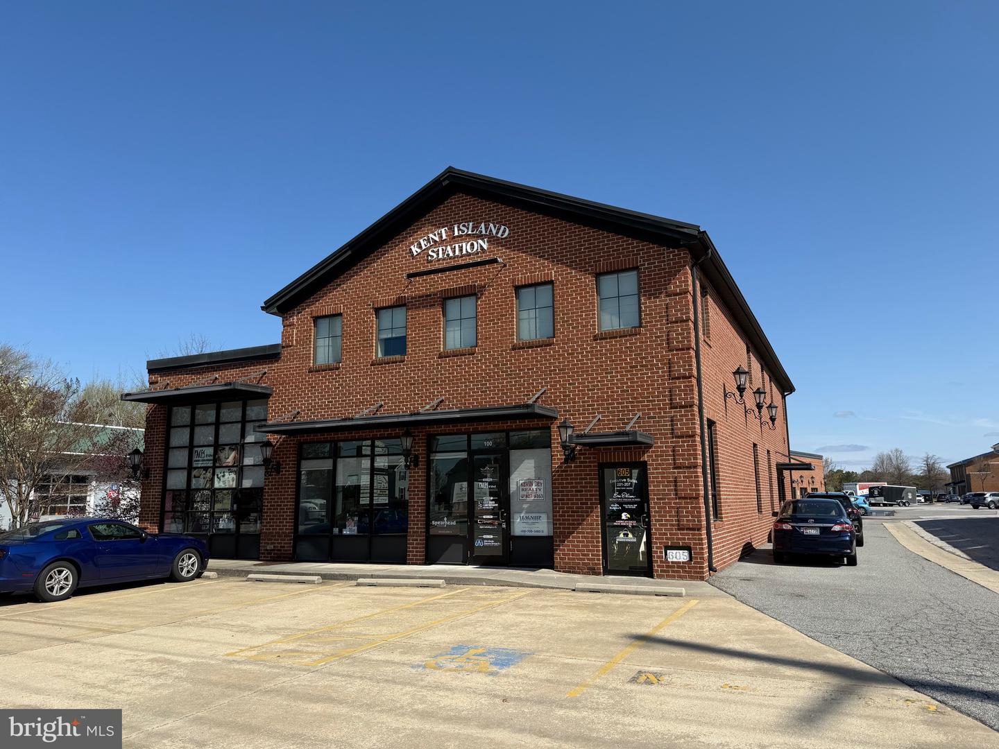 605 Main St #100 — photo