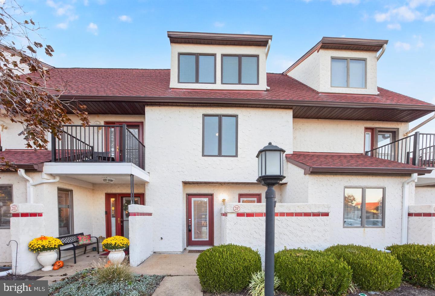 21-F Queen Victoria Way — photo