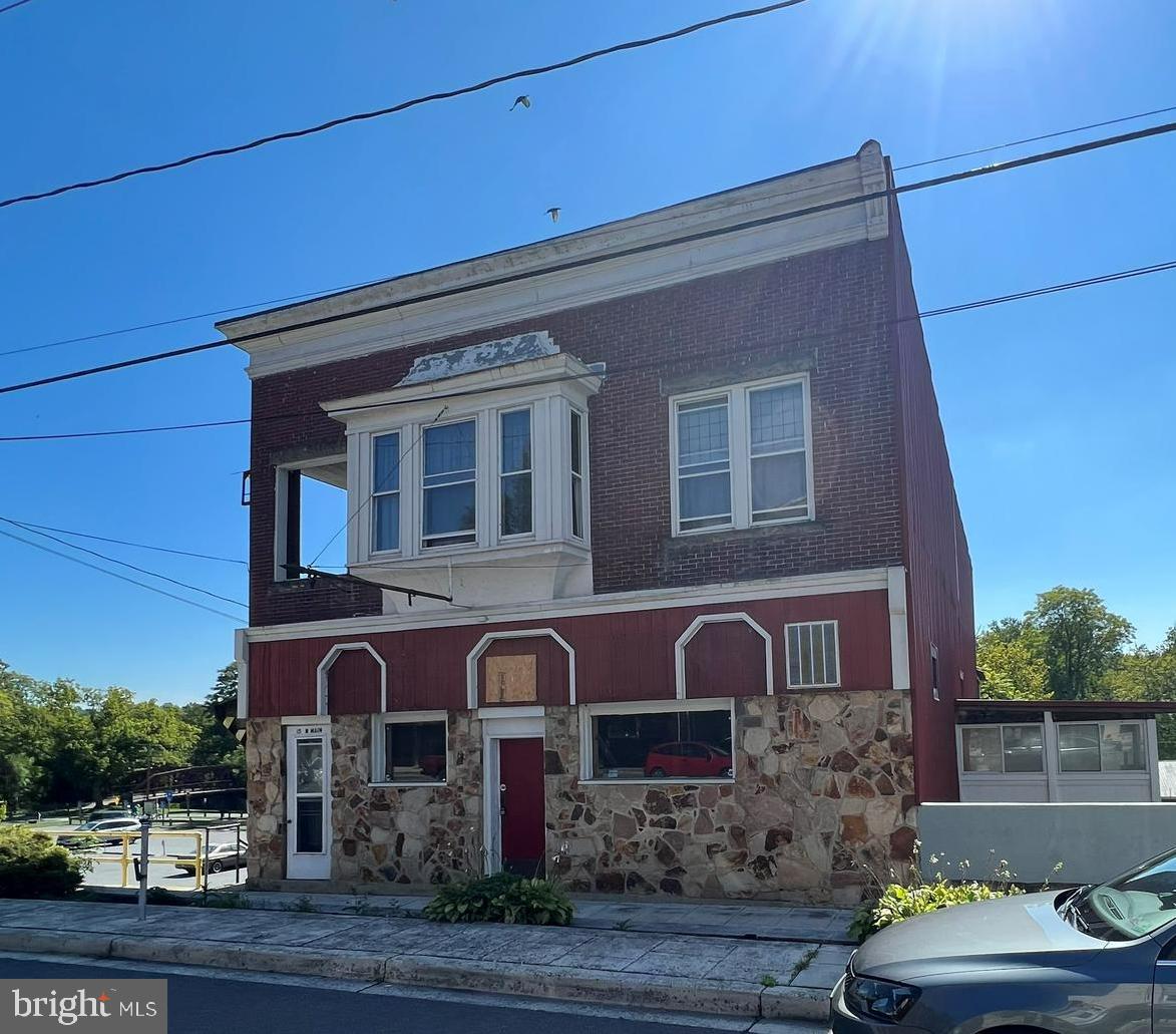 15-19 W Main St — photo