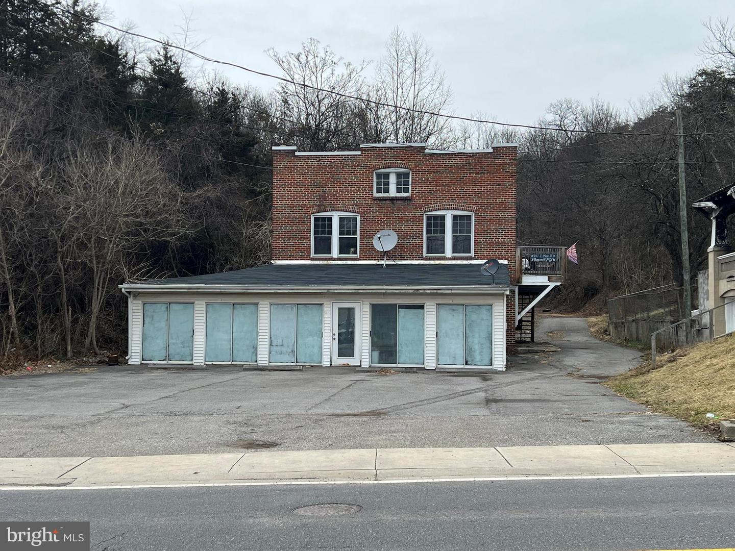 102 E Main St — photo