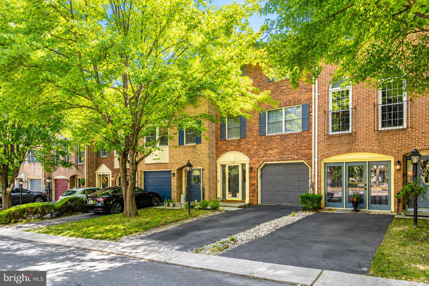 1006 Lindsay Ln — photo