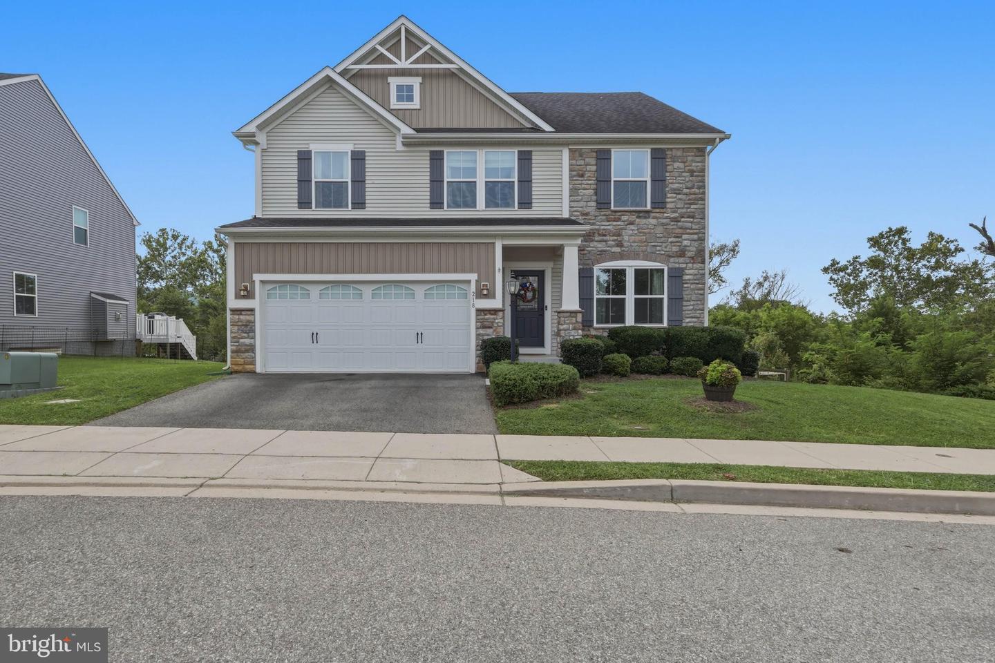 218 Monument Dr — photo