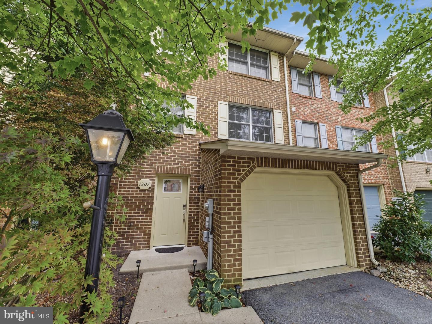 1307 Lindsay Ln — photo