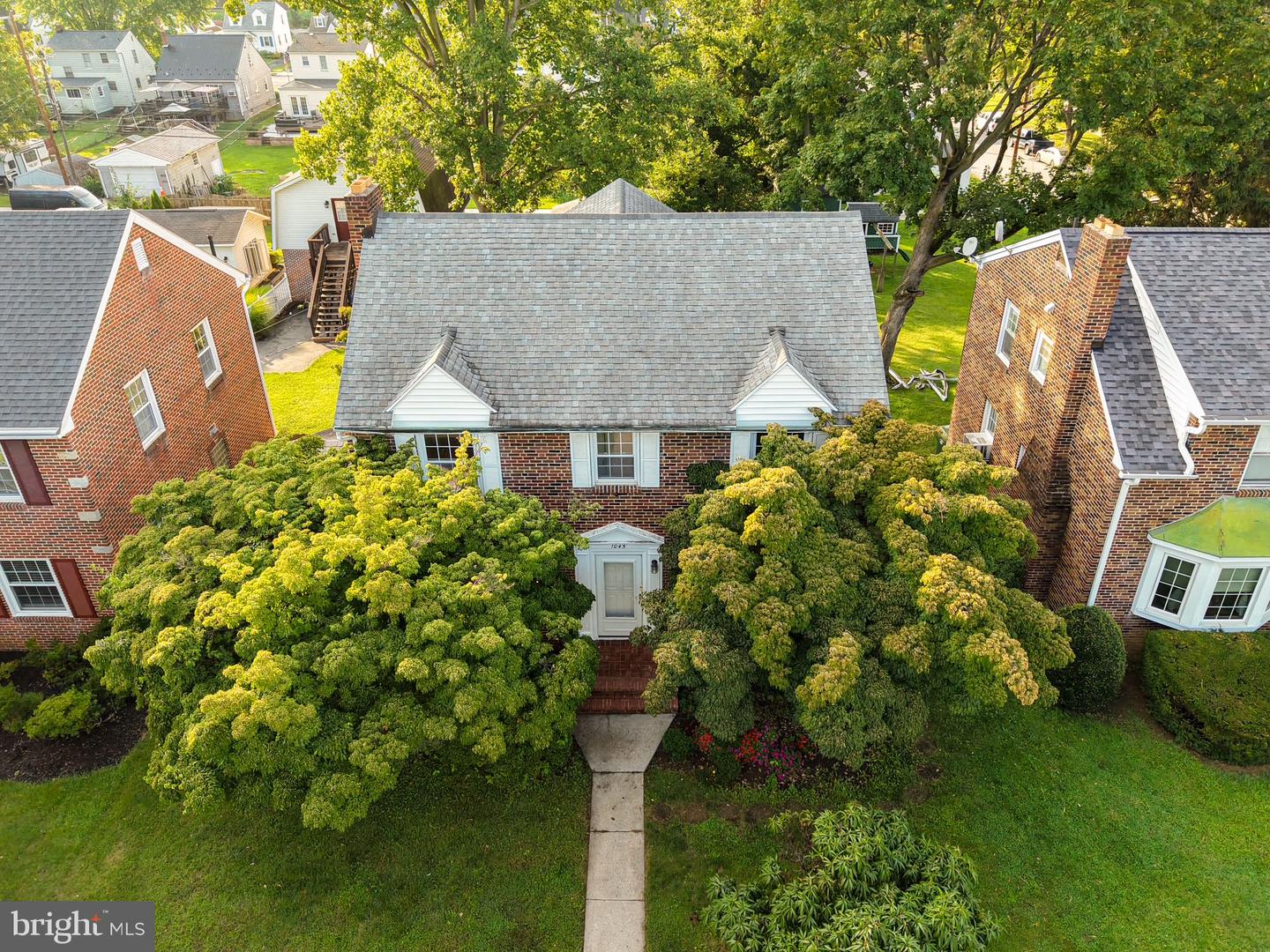 1045 Woodland Way — photo