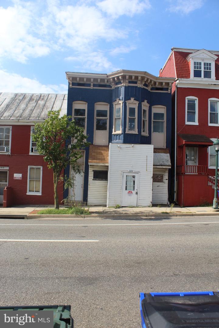 221-223 W Franklin St — photo