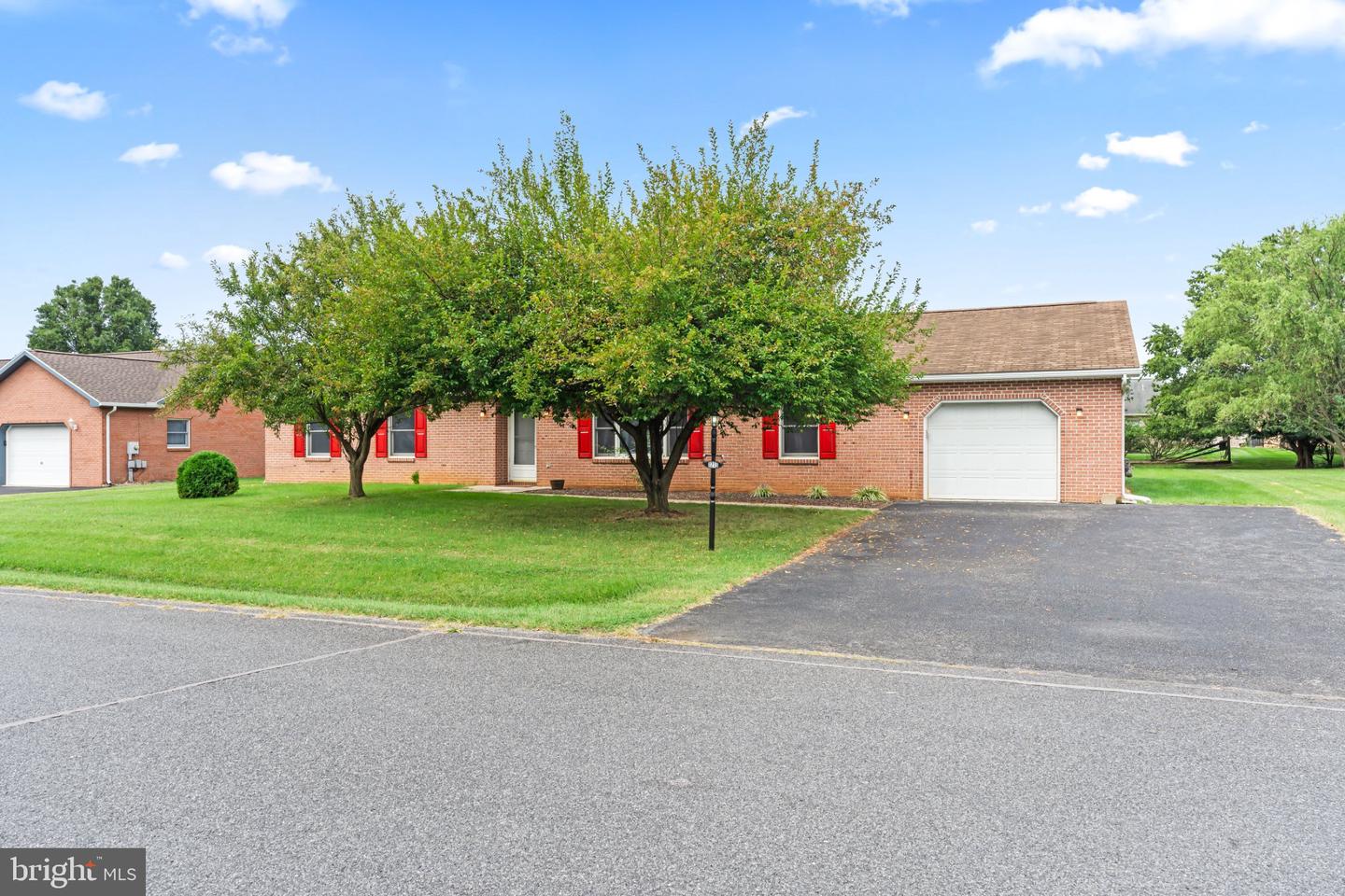 1213 S Pointe Dr — photo
