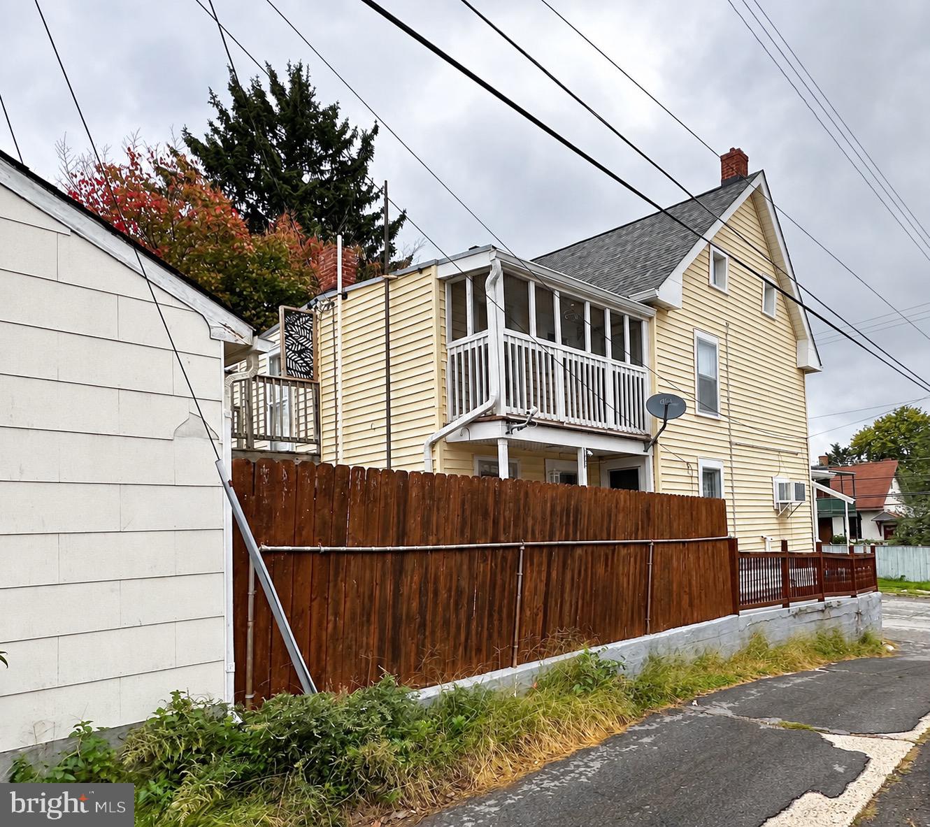 1 W Howard St — photo