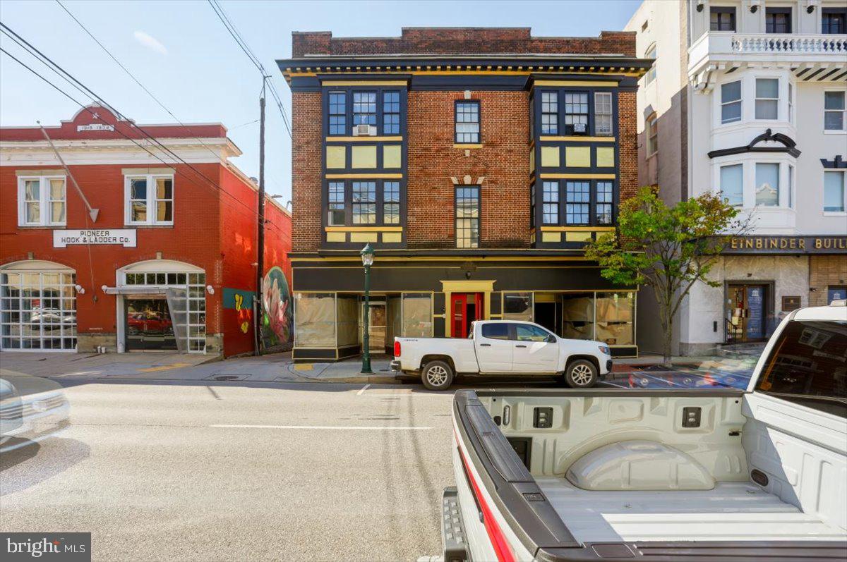 25 W Franklin St — photo