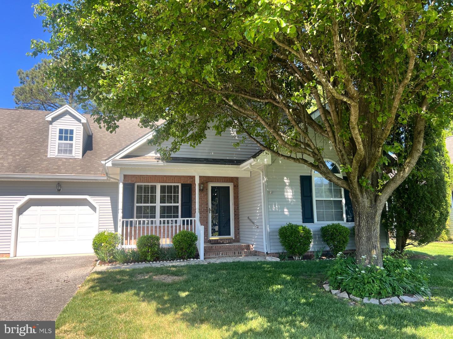 914 Sapphire Ct — photo