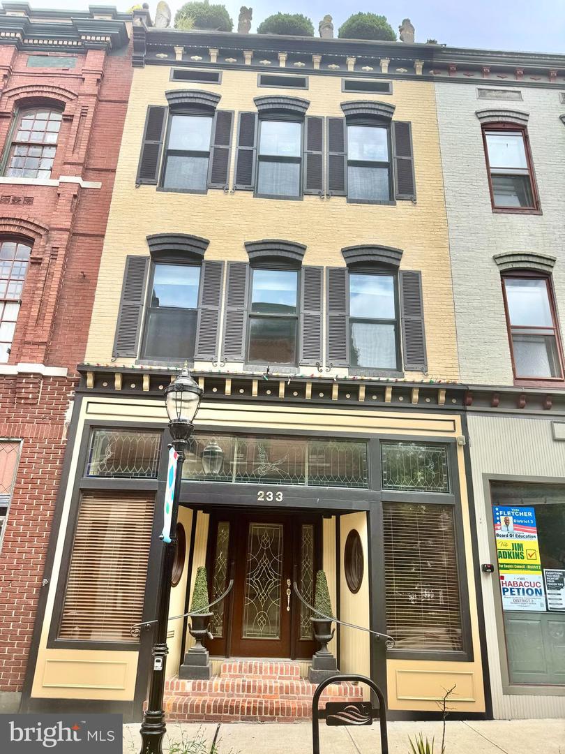 233 W Main St — photo