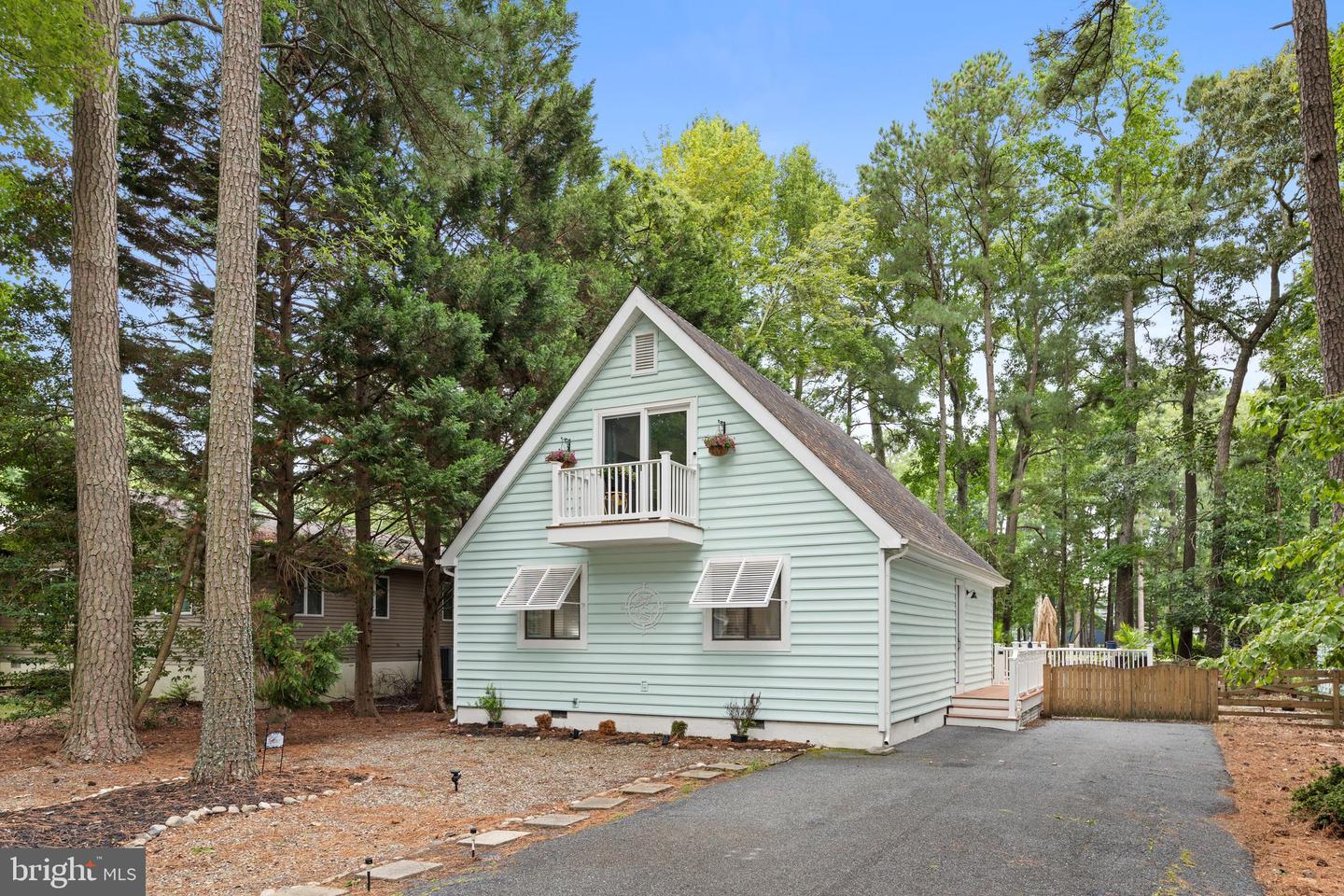 72 Newport Dr — photo