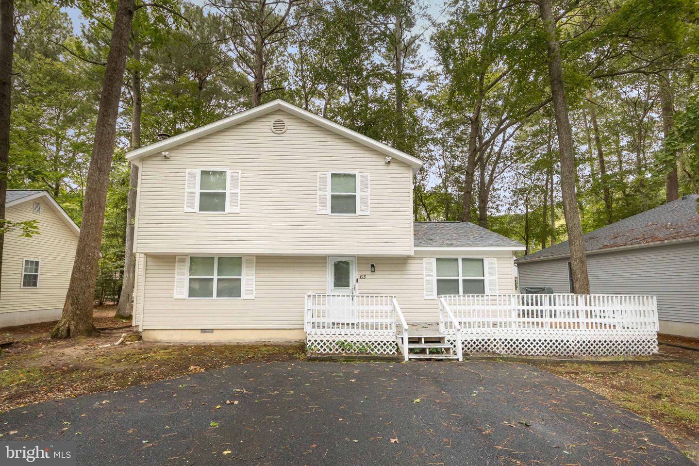 63 Newport Dr — photo