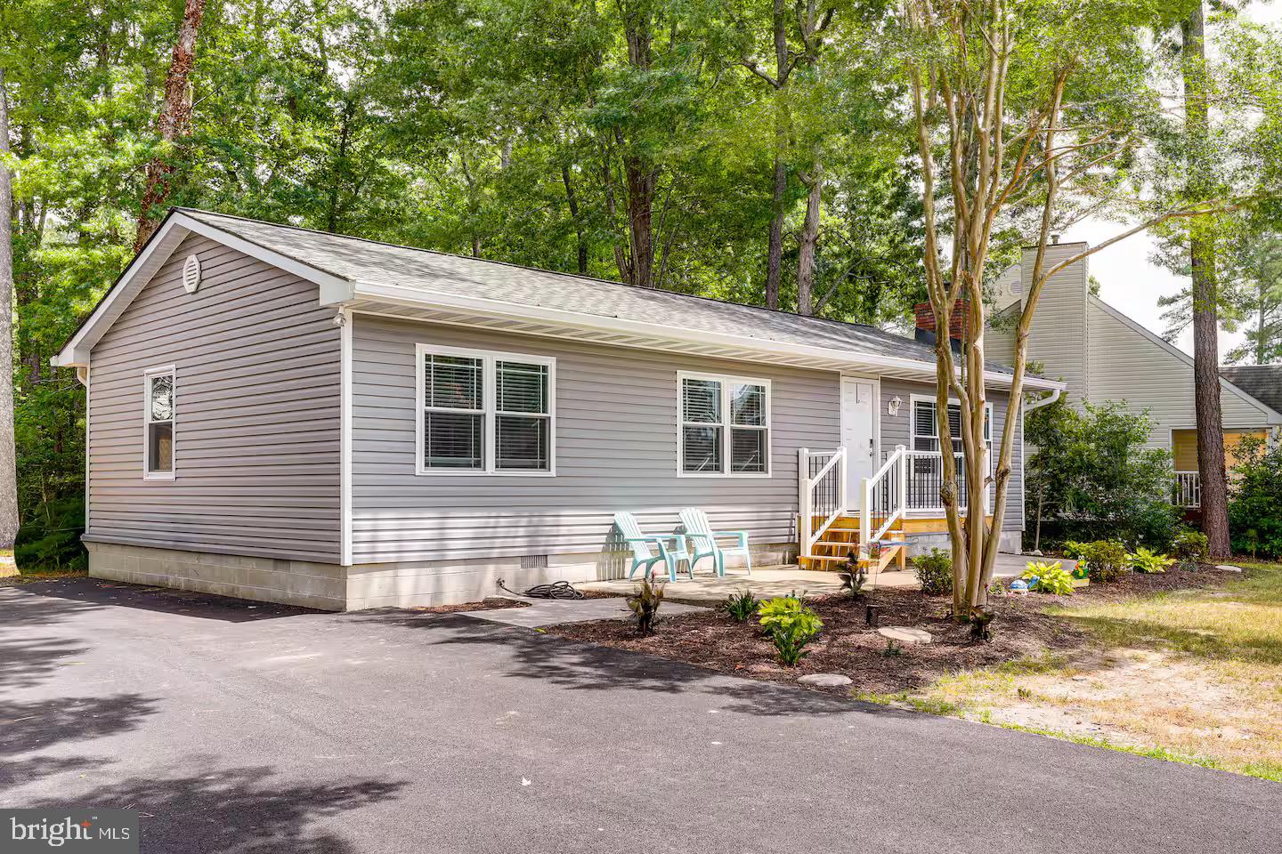 77 Newport Dr — photo