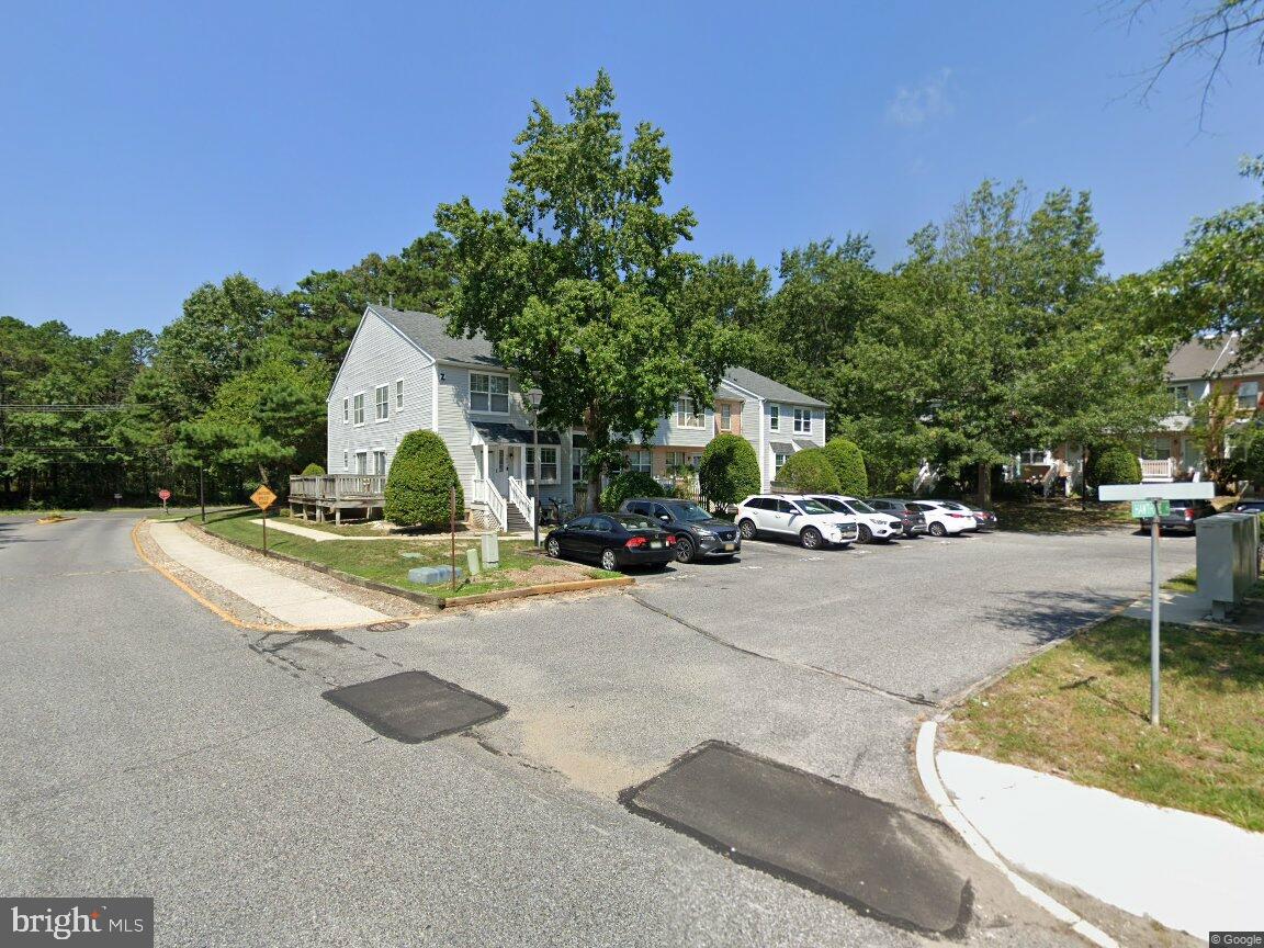 4808 Hawthorne Ln — photo