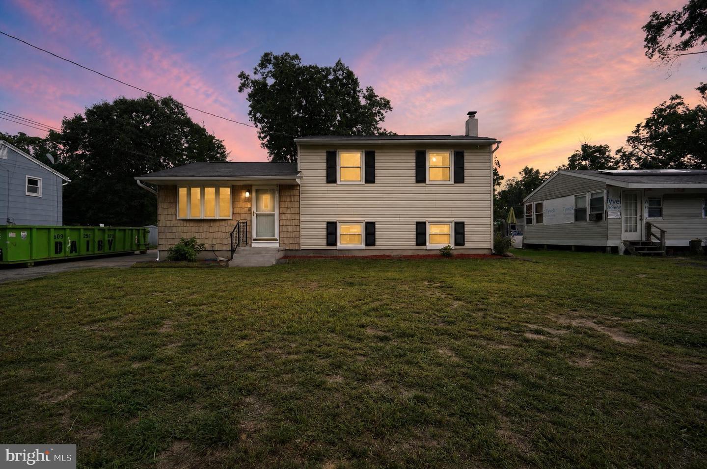 402 Woodlawn Ave — photo